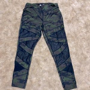 Xersion Wome’s large Camo leggings